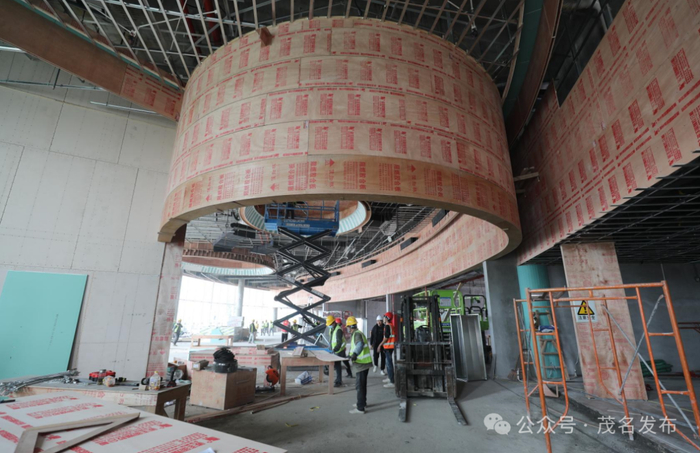 包茂高速柏桥服务区正在进行室内装修和玻璃安装。