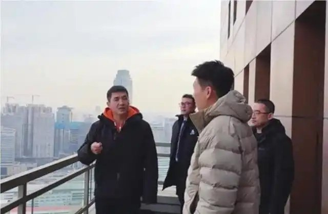沈阳市皇姑区委常委、常务副区长闫曦（左一），搭档自媒体房产主播一起售卖房子。 皇姑区政府 供图（视频截图）