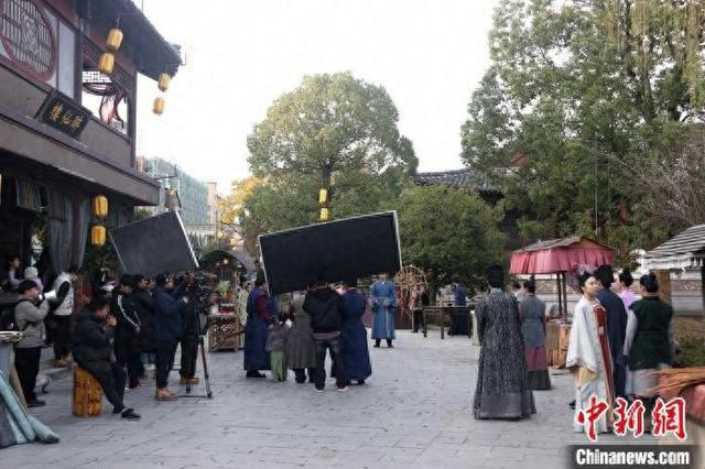 剧组拍摄现场。横店影视剧组服务有限公司供图
