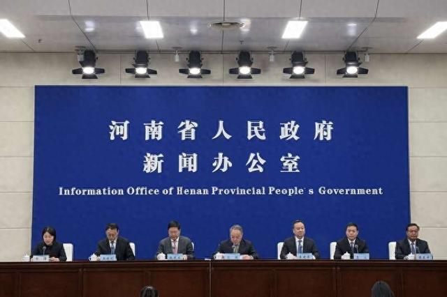1月6日，河南省推动2025年第一季度经济“开门红”政策措施新闻发布会现场。中青报·中青网见习记者 李梓昂/摄