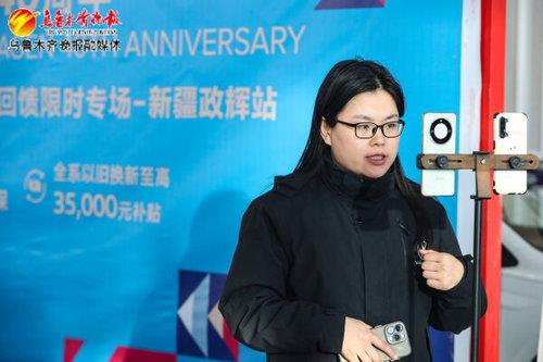 　　12月13日，在天山区大湾北路的一家汽车4S店，工作人员通过线上直播，给网友讲解优惠补贴政策。资料图片