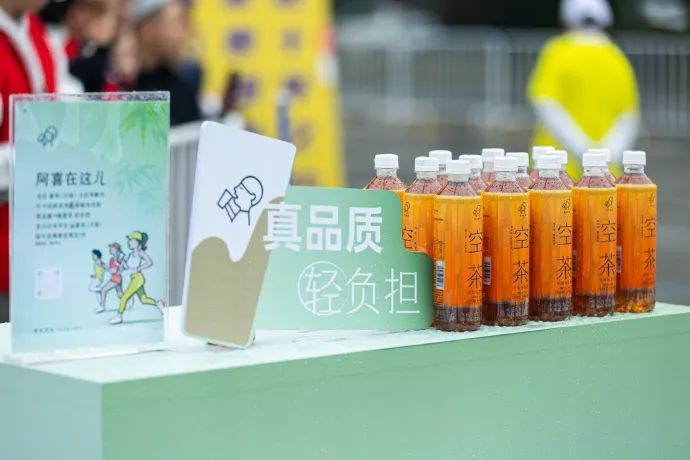 喜茶在马拉松比赛现场