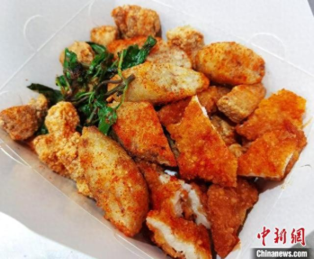 夫妻俩制作的盐酥鸡。许梦旆 供图