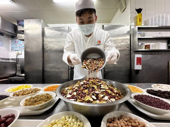 护国寺小吃总店的腊八粥原料将近20种。受访者供图