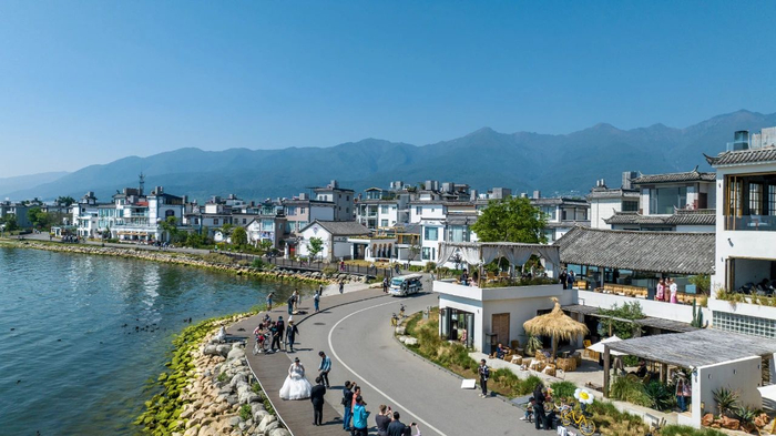 人们在大理市洱海边的生态廊道游玩 胡超 摄