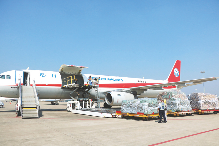 ②南宁市属国企南宁交投集团开通南宁至仰光国际货运航线。    （阮晓莹 摄）
