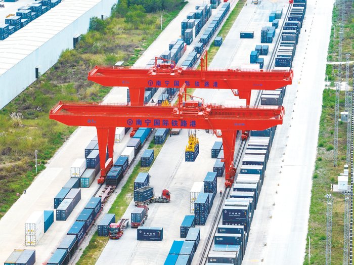 ④南宁国际铁路港作业繁忙。 （黄维业 摄）