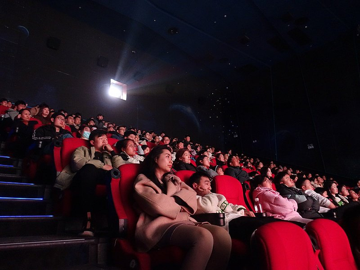 一家位于安徽的电影院，在2024年春节档时期，几乎场场坐满。视觉中国 图