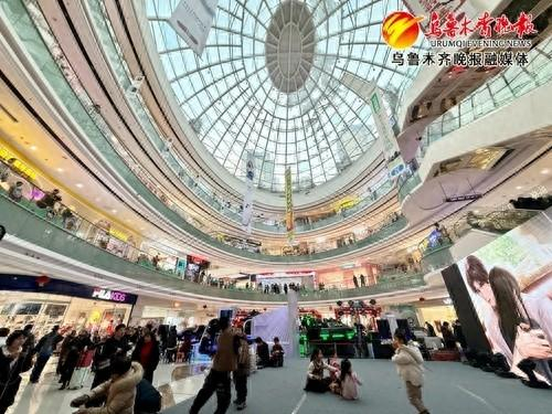　　在经开万达广场，多项优惠活动吸引市民逛街消费。记者唐红梅摄