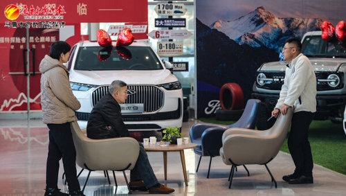 　　汽车销售店，工作人员给顾客讲解相关优惠补贴政策。资料图片