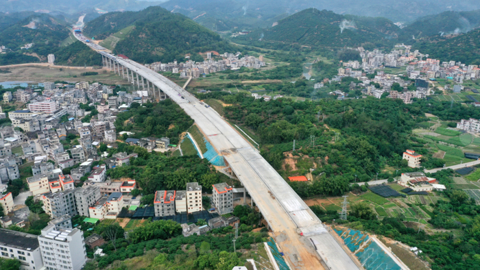 阳信高速茂名段木棉垌村大桥航拍图。