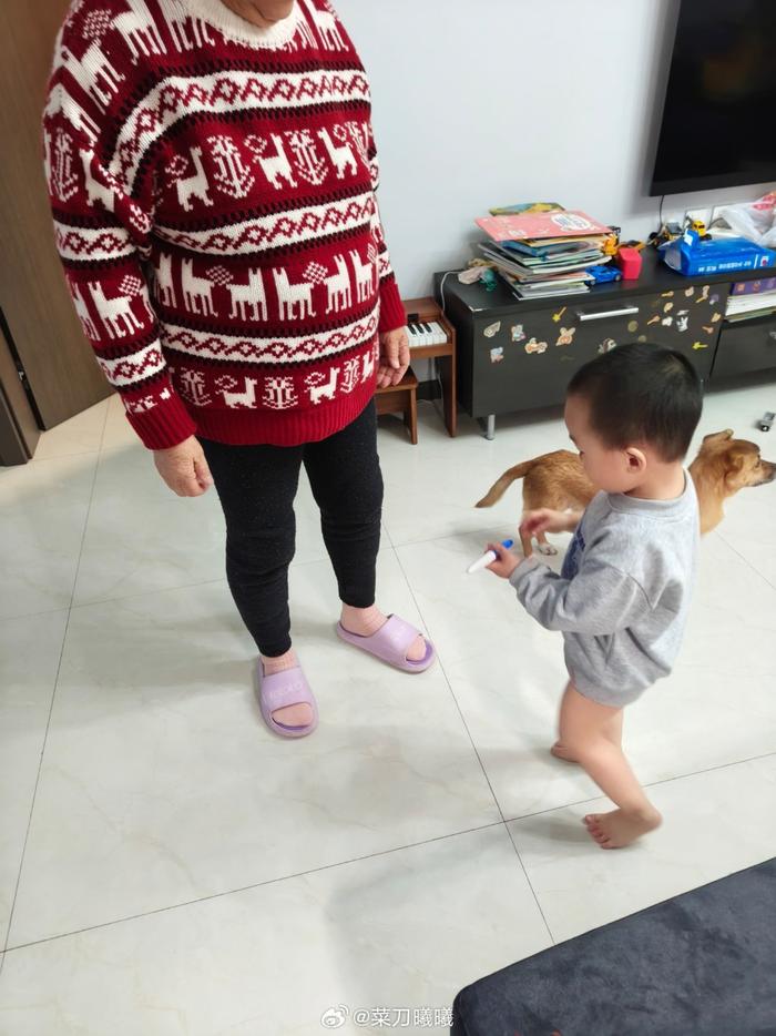 我带回来一件毛衣，打算过年穿， 结果婆婆以为是给她拿的，开心穿上了