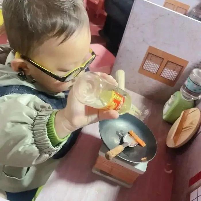 舆情丨网红儿童玩具安全性调查：用“迷你厨房”炒菜，刺鼻味道扑面而来