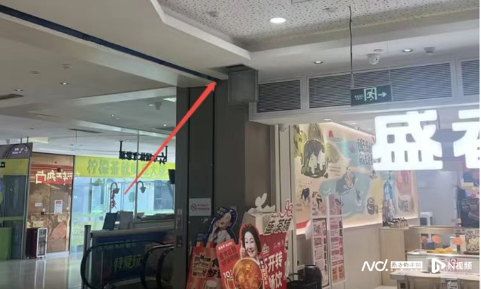 涉事门店门口处天花板存在孔洞。盛香亭方供图