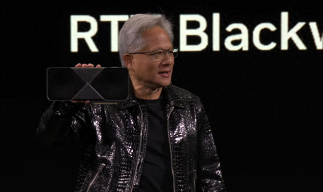 黄仁勋展示RTX 5090显卡。来源：英伟达直播