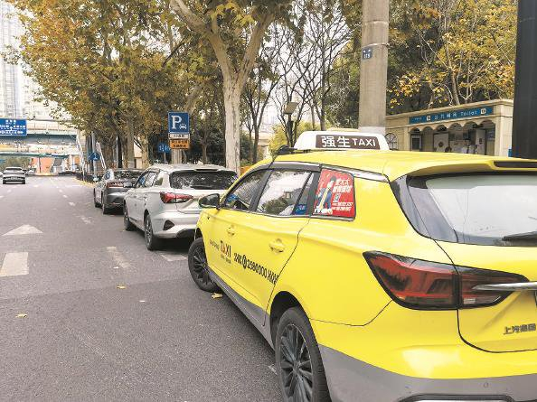             瑞金一路巨鹿路公厕外的专用停车点   本版摄影  陈浩          