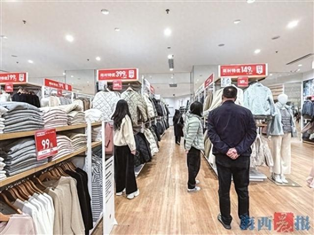 消费者在商场里选购保暖服饰。记者 白若雪 摄