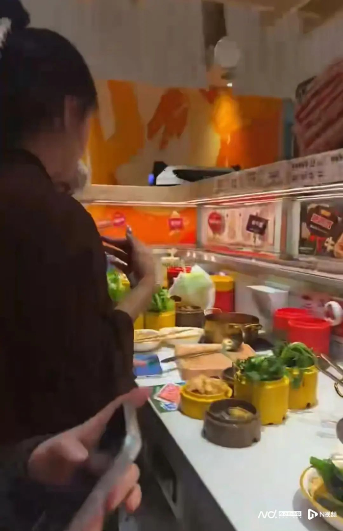 老鼠出现后，门店店员在进行处理，受访者供图