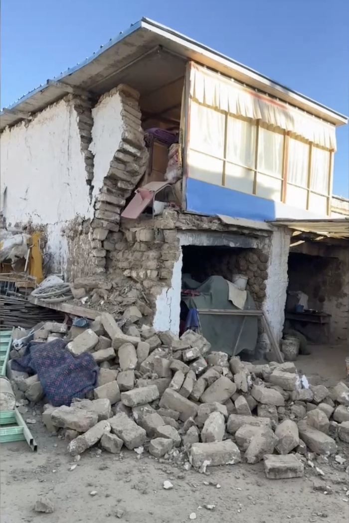 2025年1月7日，西藏定日县，震后部分房屋倒塌。央视新闻 图