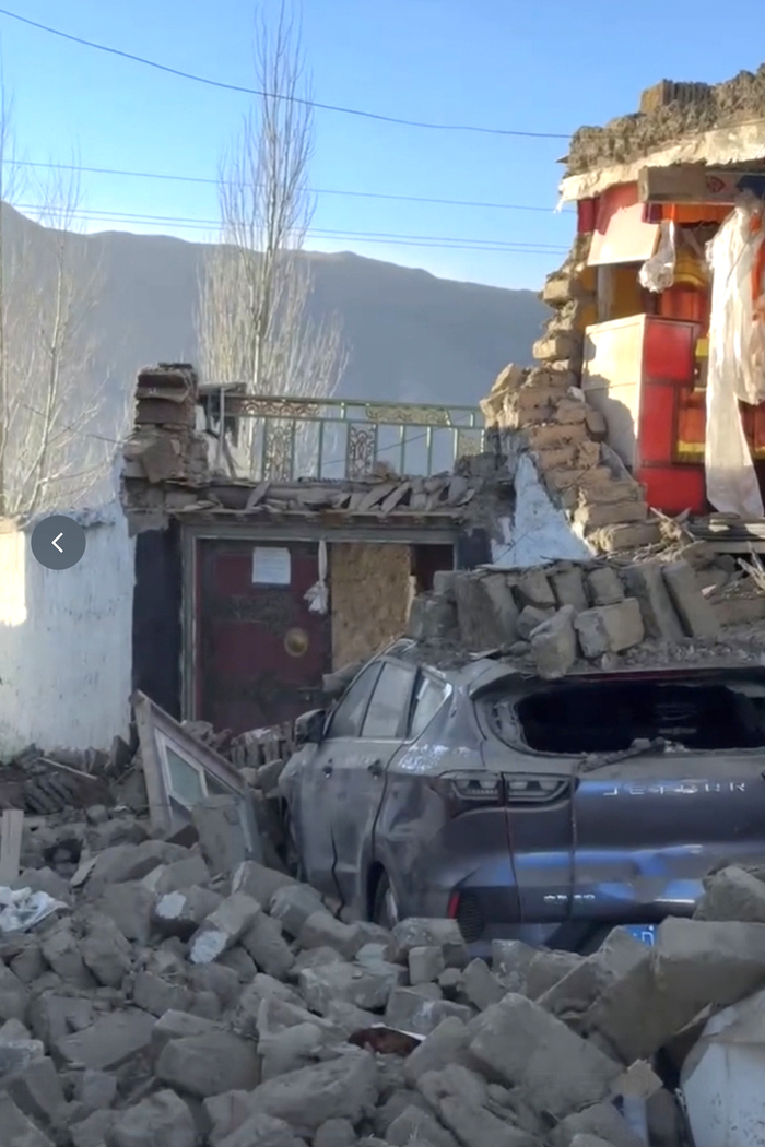 2025年1月7日，西藏定日县，震后房屋车辆受损。央视新闻 图