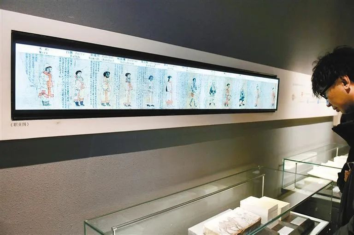 采用显示屏进行版本动态展示