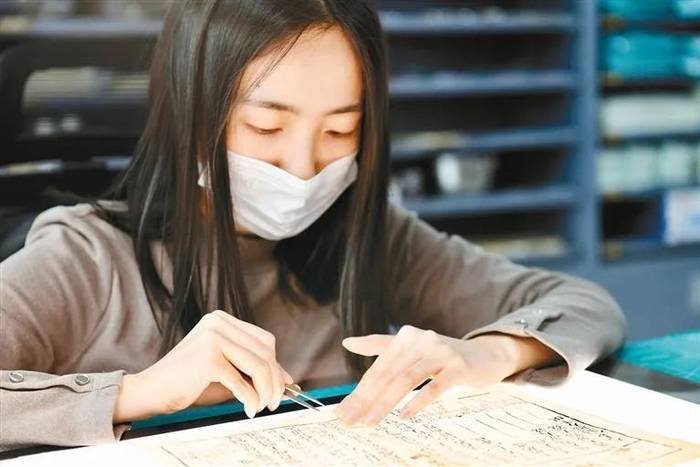 工作人员修补古籍