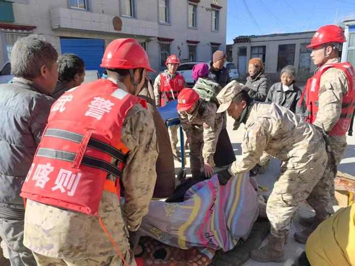 地震救援官兵图片