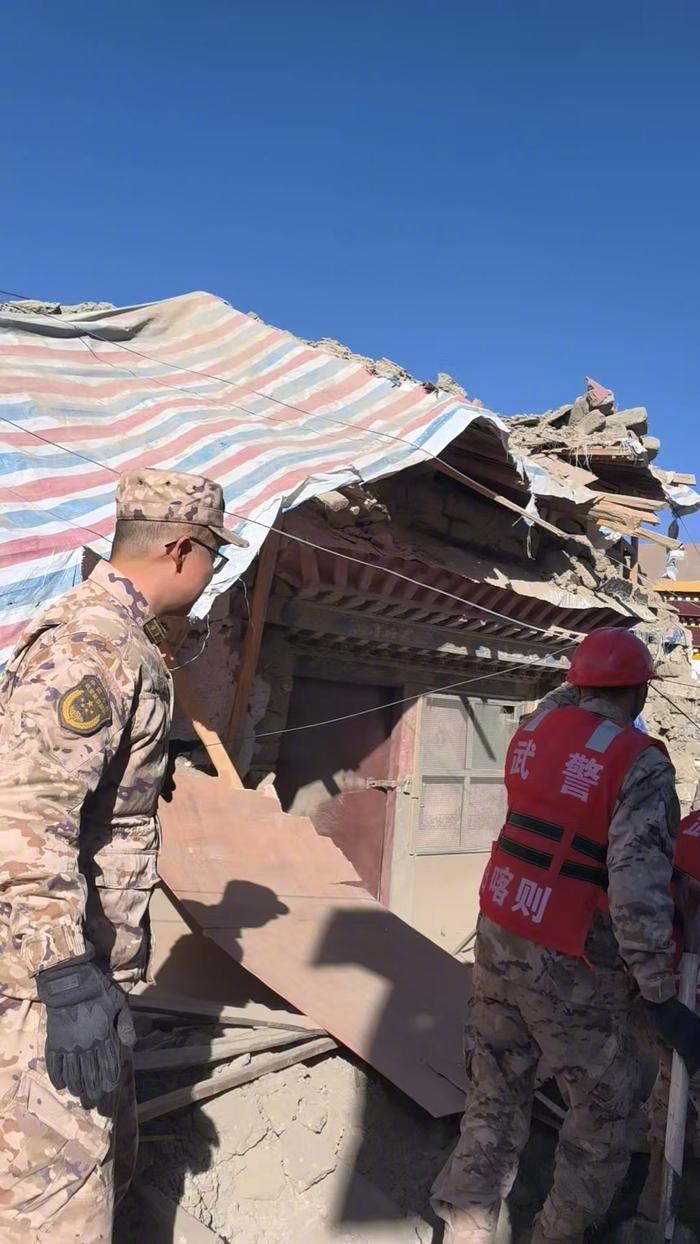 地震救援官兵图片