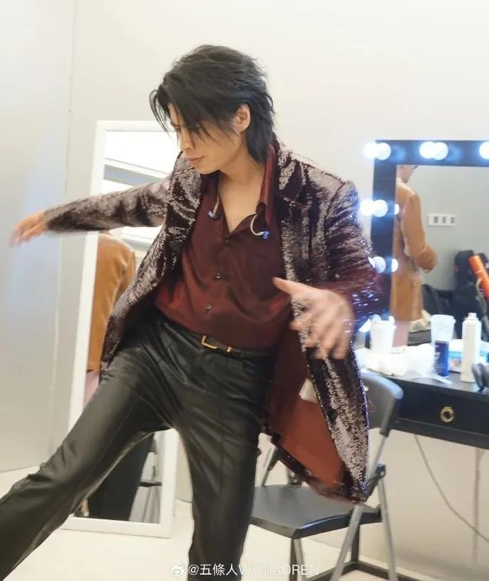 ▲五条人与疑似涉事品牌西装。