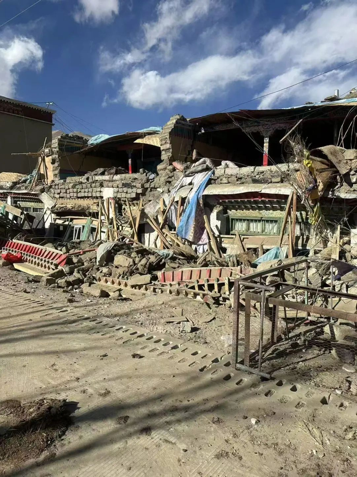 ▲长所乡周边村民房屋在地震中坍塌。受访者供图