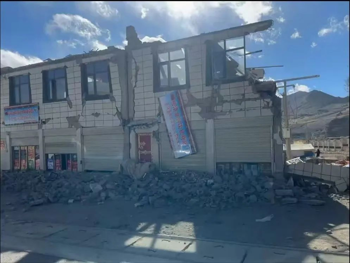 ▲在地震中受损的房屋，商店招牌被震到脱落。受访者供图