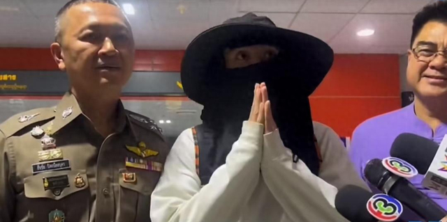 王星（中）获救后接受泰国媒体采访。视频截图