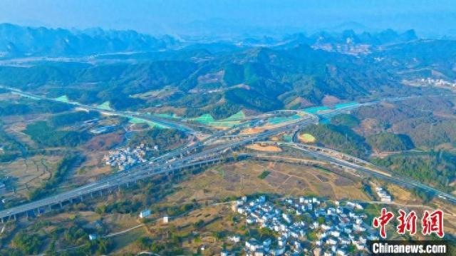图为航拍广西同古互通立交改造工程。曹钟军 摄