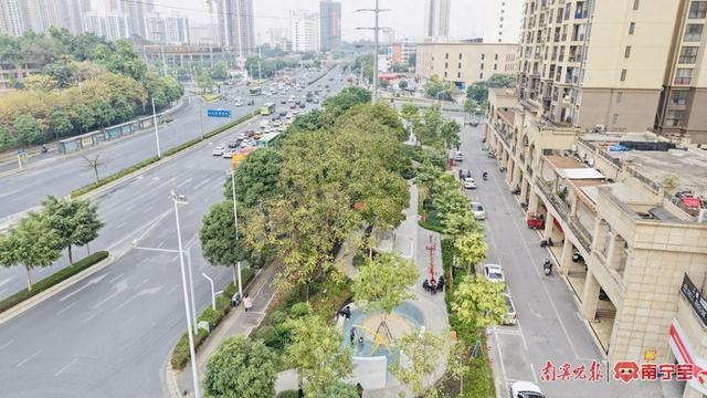 儿童友好型口袋公园（游园）绿意盎然。