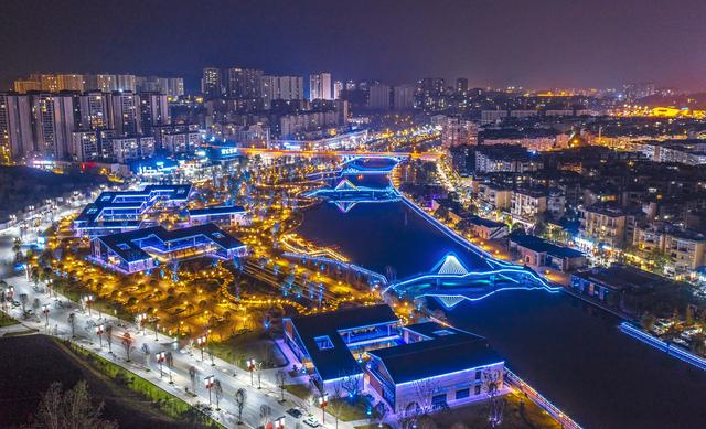 賨城里夜景。张启富 范聪 辛伟 摄