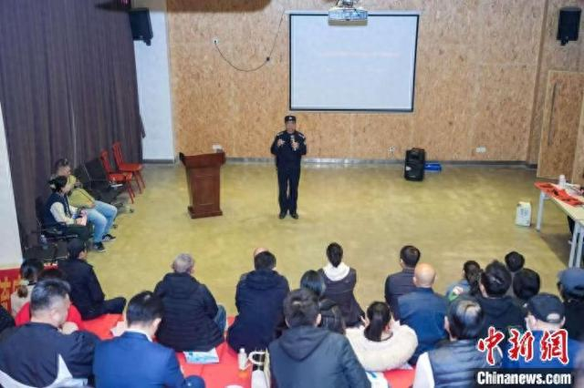 图为反诈民警向台商台胞宣讲反诈知识。马玲燕 摄