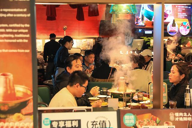 2024年10月3日，国庆假期，上海，餐饮界烟火气十足。视觉中国 图
