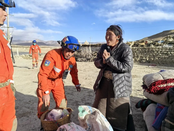 ▲曲洛乡木队村的受灾群众向救援人员表示感谢。受访者供图