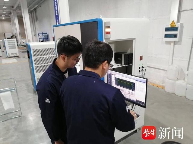 领声科技技术人员在进行电池产品质量测试。张建波 摄