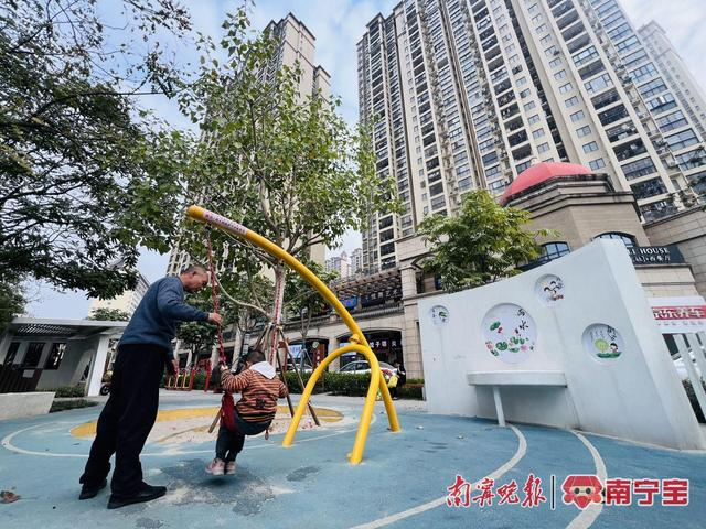 口袋公园内的儿童游乐设施。