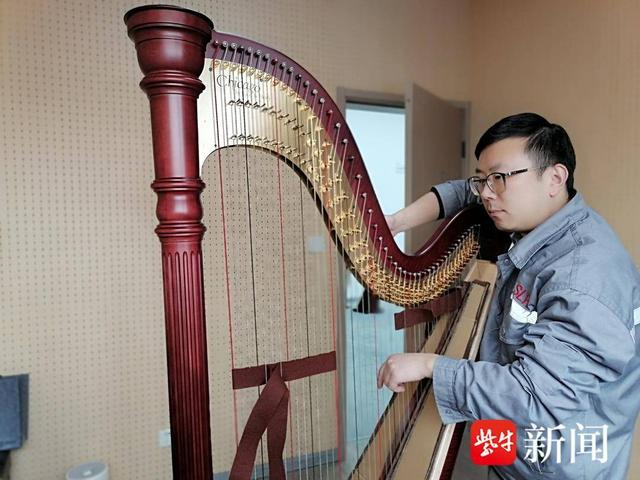 来自意大利的萨尔维竖琴无锡工厂技术人员在进行调音测试。张建波 摄