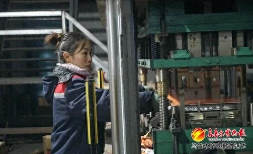 　　1月7日，在新疆兆荣新能源有限公司生产车间，工人正在新增的一条生产线上忙碌。记者贾梦妍摄