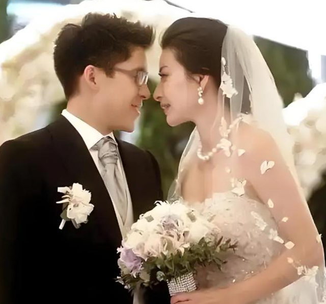郭晶晶:一直被霍启刚追着跑,结婚12年生三子仍恩爱,今年已43岁
