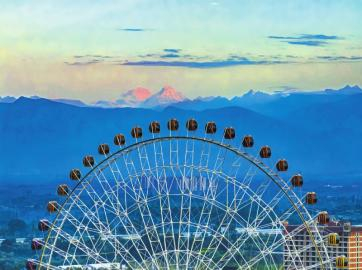 　　2024年8月11日，百米高的成都市国色天乡星座时钟摩天轮与四姑娘山同框。