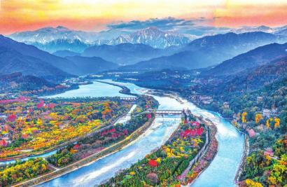 　　2024年12月14日，成都市都江堰初冬美景上线，雪山与彩林交织。
