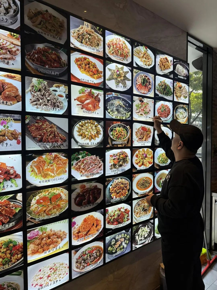 ▲印象滩涂霞浦海鲜店正按规范修改标价方式。张文章/摄