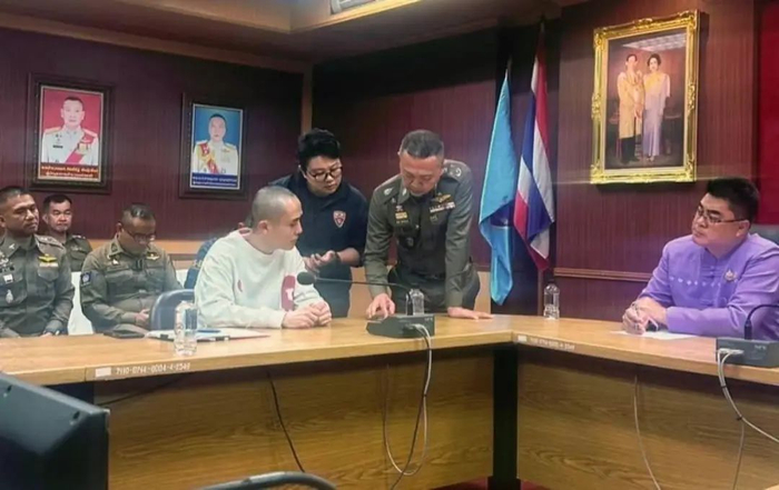 泰国警方1月7日提供的照片显示，在泰缅边境失联的中国籍男演员（前左）在泰国达府与警方人员交谈（图源：新华社）