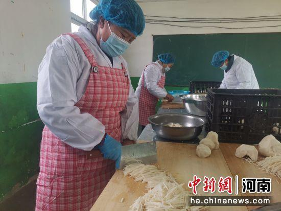 图为工人在生产芥菜丝。郏县县委宣传部供图