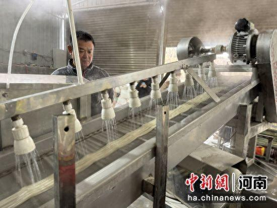图为工人在加工粉条。郏县县委宣传部供图