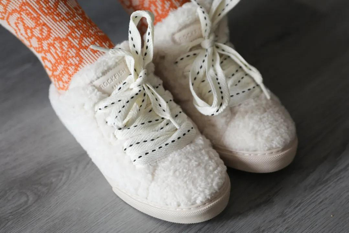 天然橡胶大底能够自由弯曲，两种颜色可选，室内室外都能穿，折后价仅需199元就能入手。